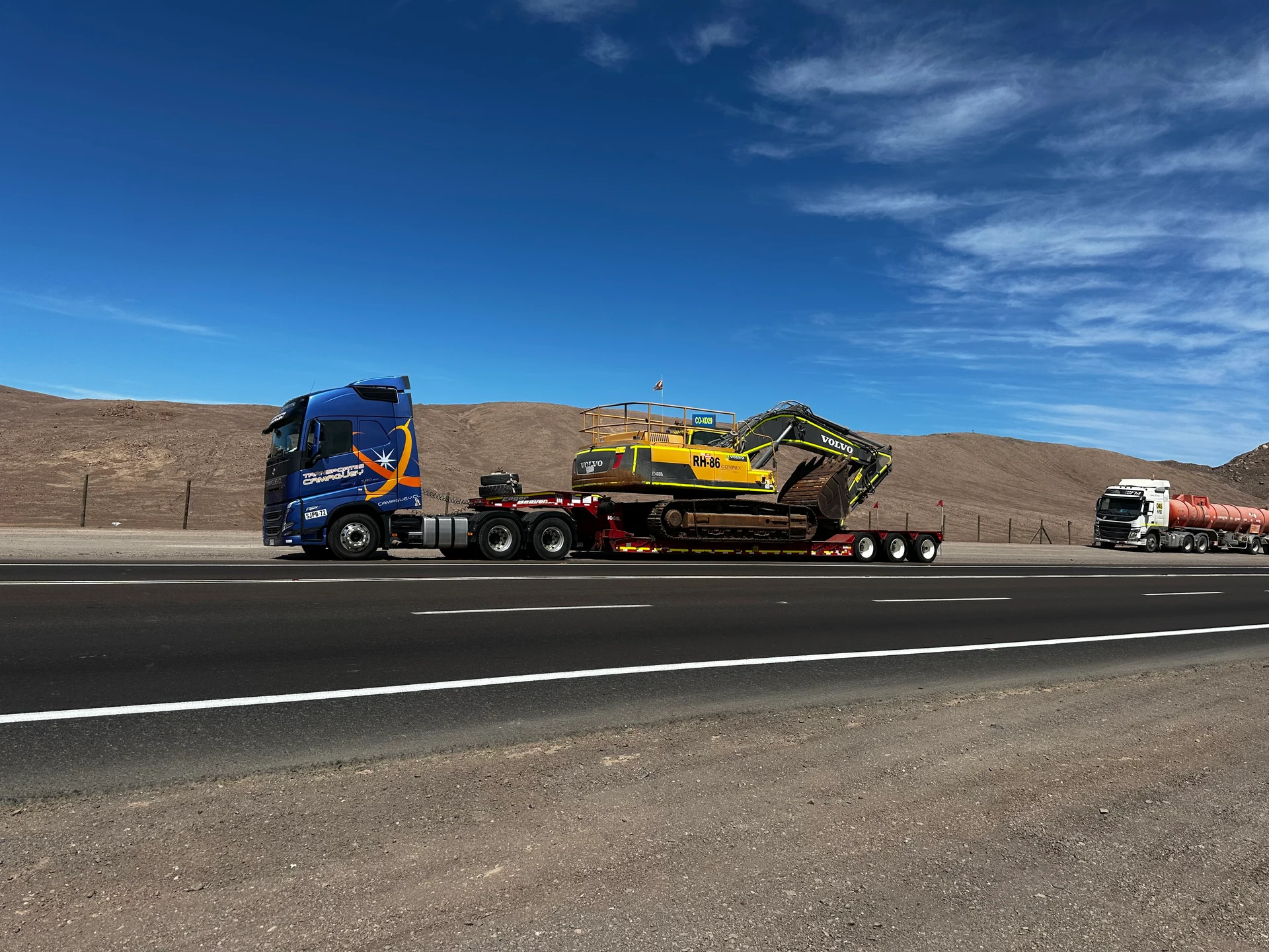 Carretera con camiones y logística de transporte